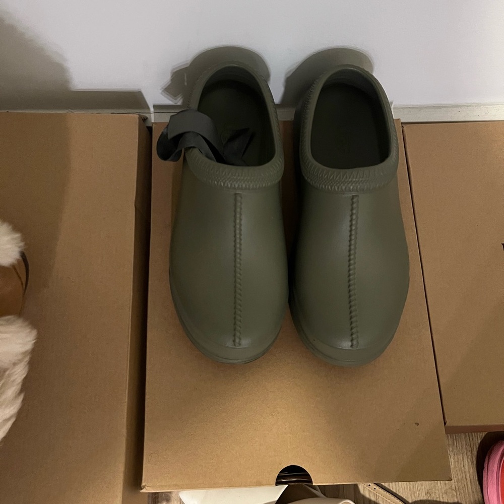 BRAND NEW CROC UGGS NEVER WORN 
COMES WITH BOX